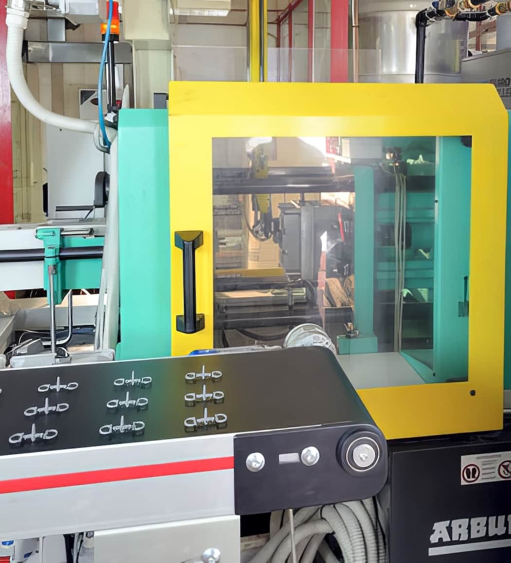 Macchine iniezione materie plastiche Macchine usate per l'iniezione delle materie plastiche nel processo MIM