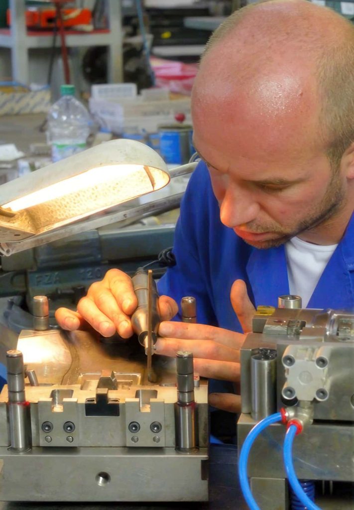 Tecnico specializzato dell'officina stampi MIM Tecnico specializzato dell'officina stampi MIM